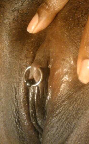 Piercing HCH (Horizontal Clitoral Hood) poco profondo con anello